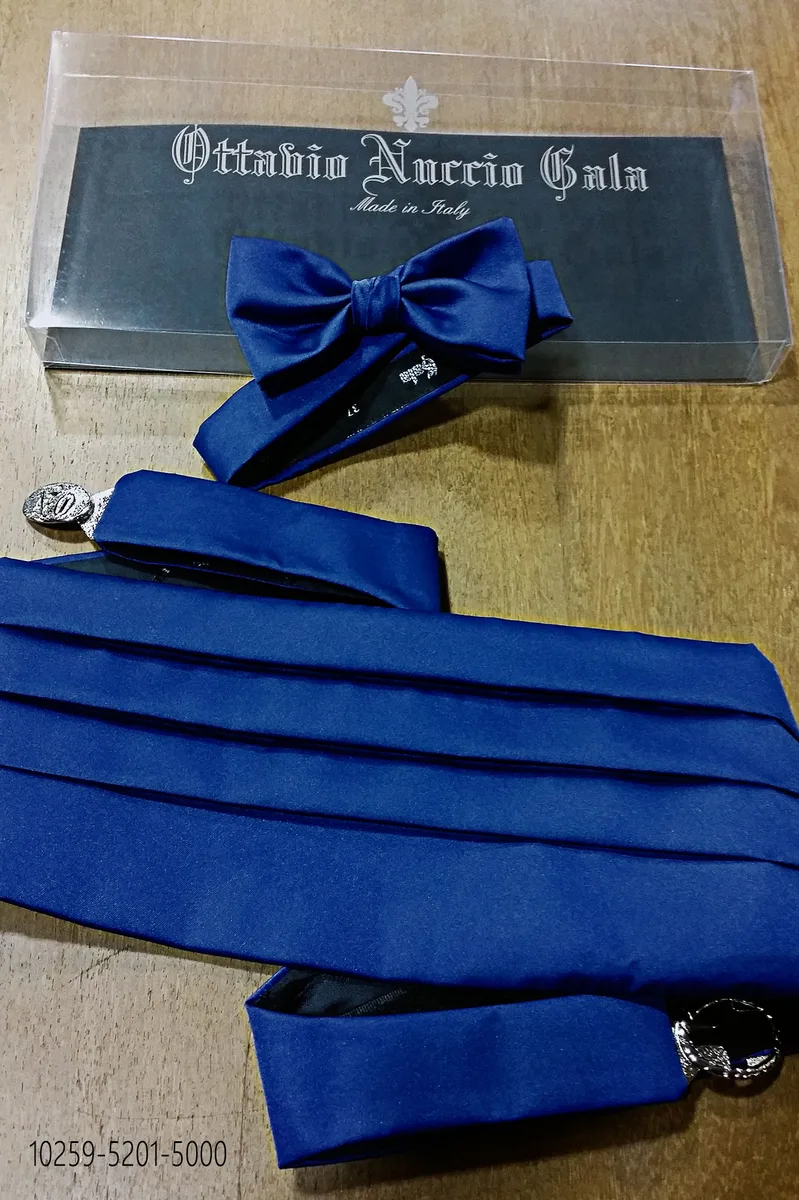 Kummerbund mit 4 Falten aus blauem Satin