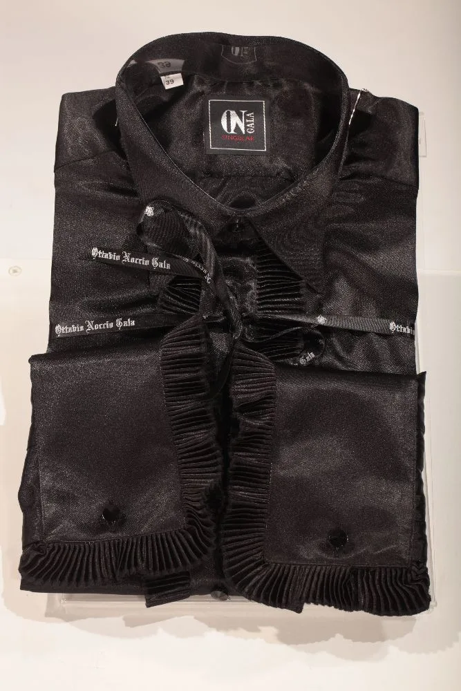 Camisa cuello gala negra en raso con plissé