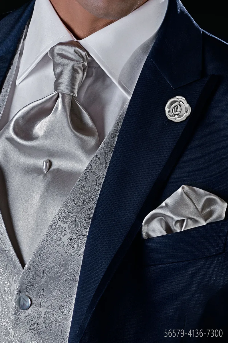 Cravat and handkerchief in pearl grey satin