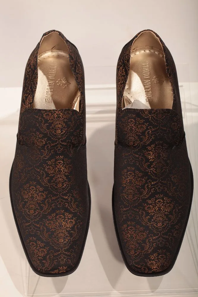Slipper in black-gold damask fabric