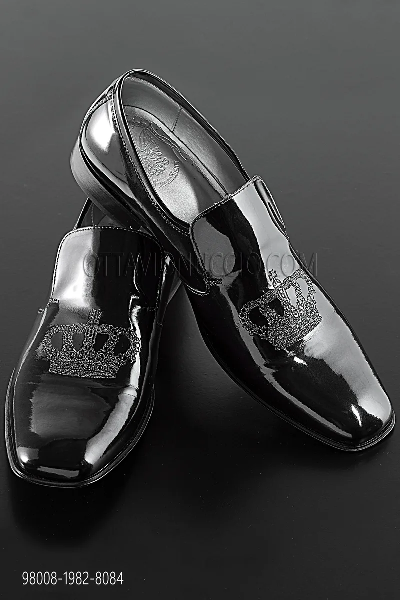 Slipper aus schwarzem Lackleder mit Kronen-Stickerei in Schwarz-Silber
