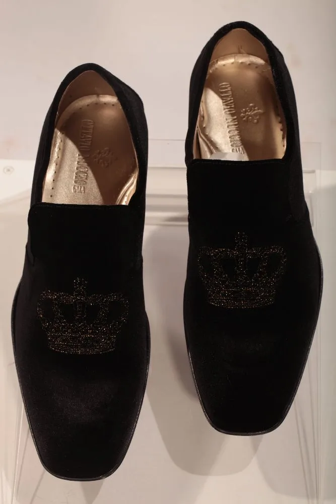 Slipper aus schwarzem Samt mit Kronen-Stickerei in Schwarz-Gold