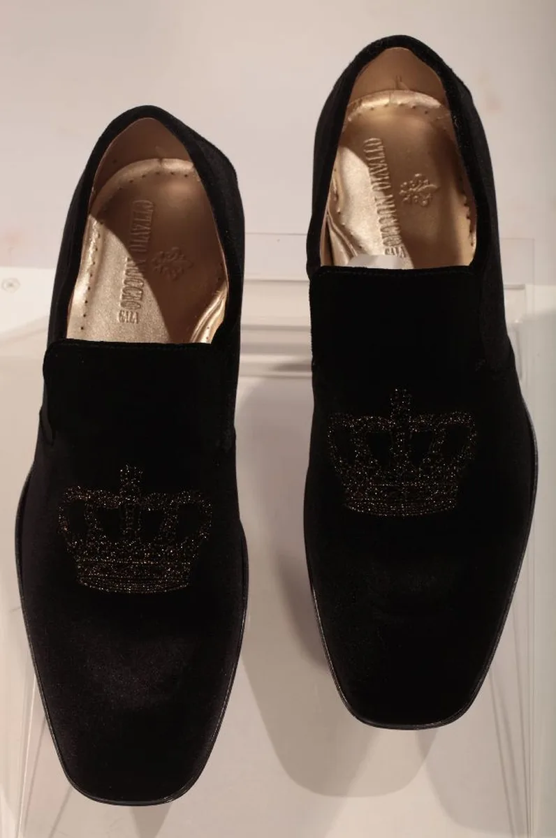 Slipper aus schwarzem Samt mit Kronen-Stickerei in Schwarz-Gold