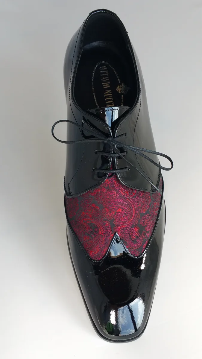Scarpa allacciata bicolore nero-damascato rosso