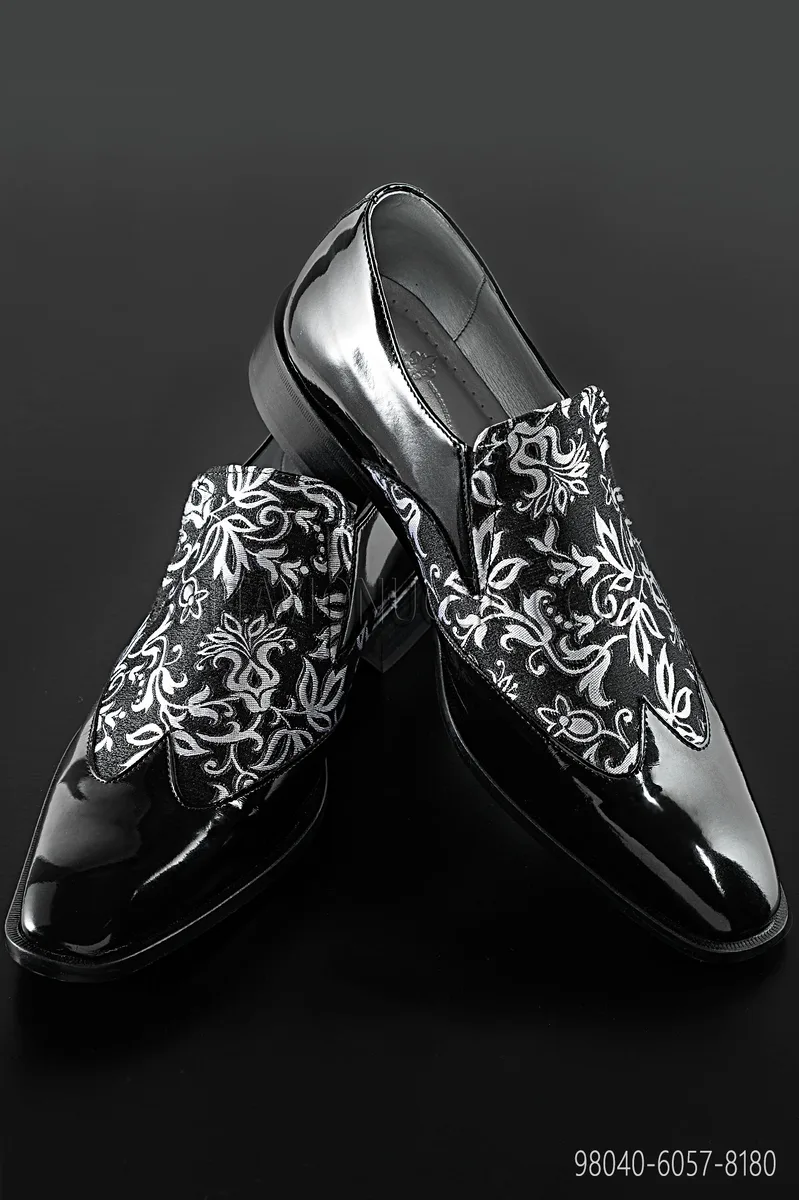 Chaussures bicolores en vernis noir avec empiècement en brocart floral