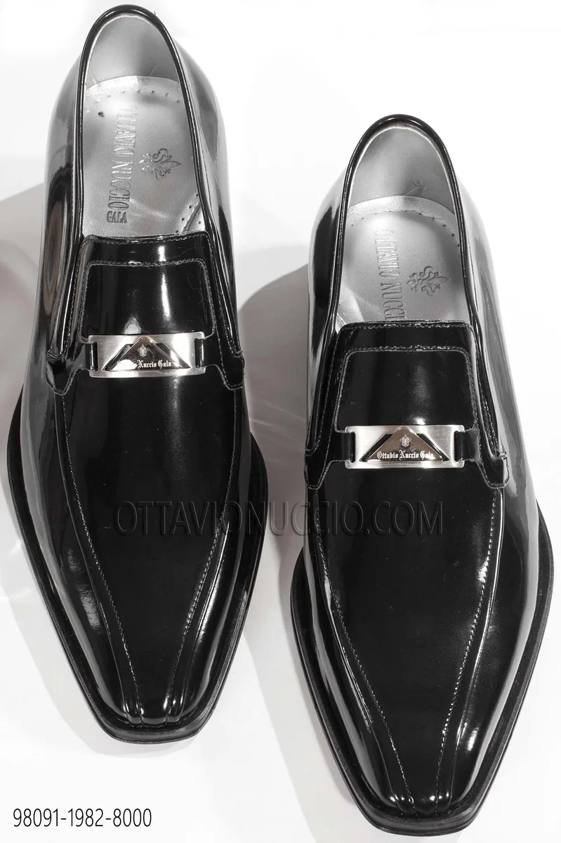 Shoe in black patent leather