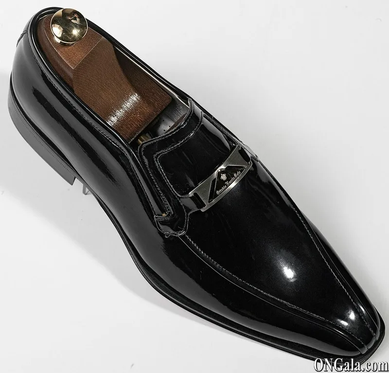Shoe in black patent leather