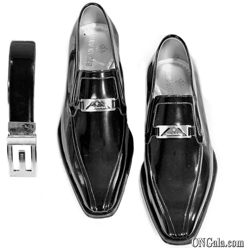 Shoe in black patent leather