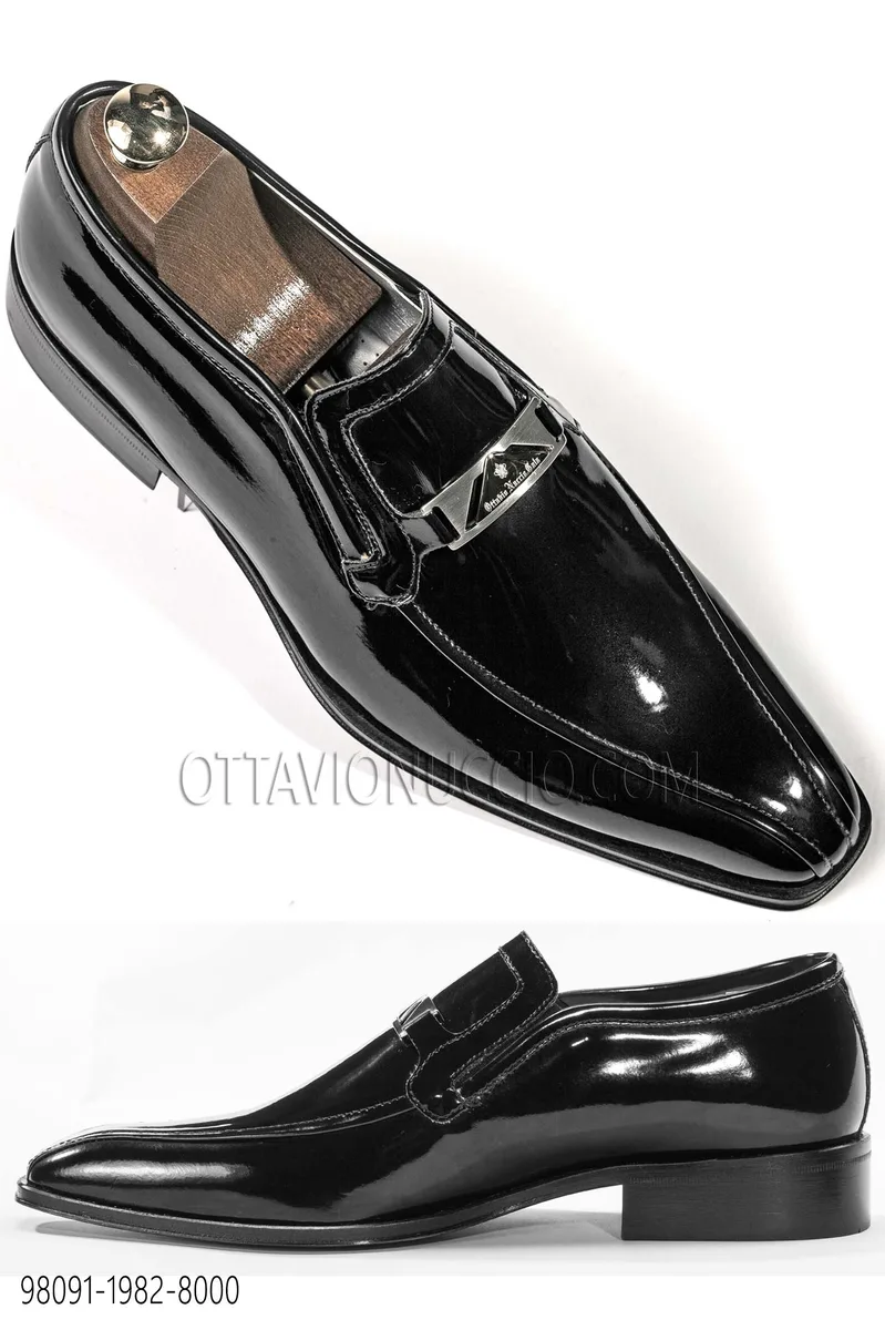 Shoe in black patent leather