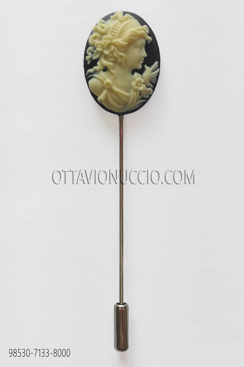 Tie pin with black cameo