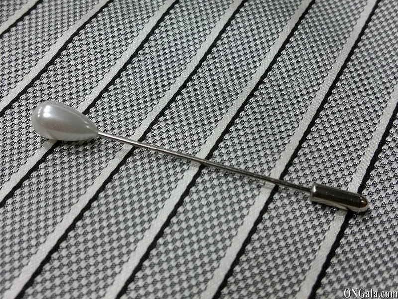 Tie pin with pearl