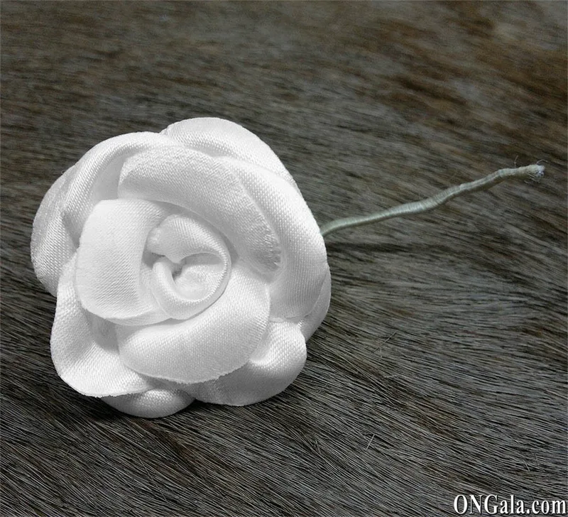 Fiore in raso bianco