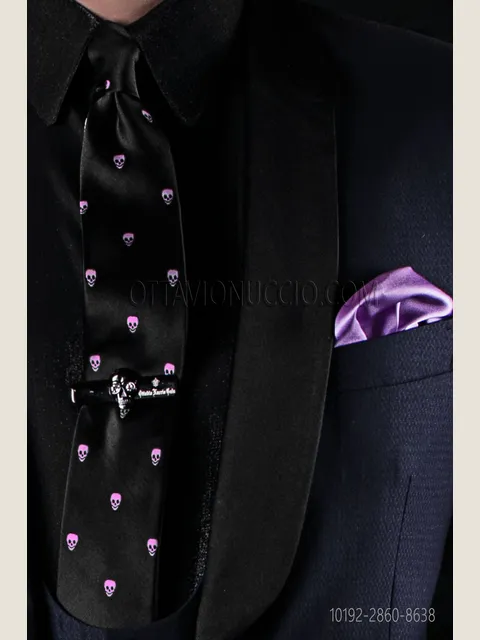 Tie in silk with skull print
