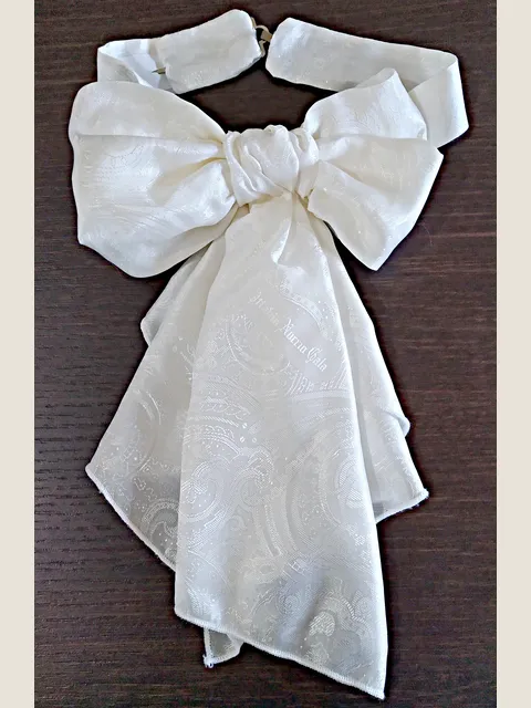Knotted bow tie with Beethoven knot