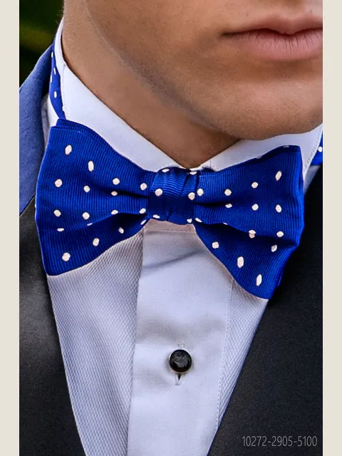 Knotted blue bow tie in pure silk with polka dots