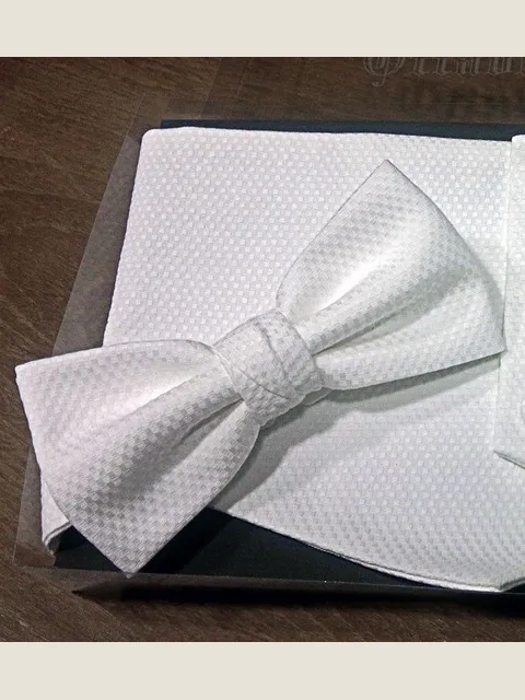 Knotted bow tie in white cotton piqué