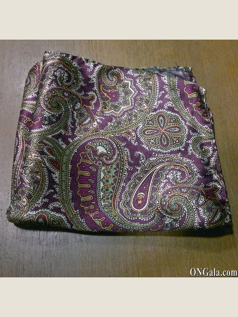 Handkerchief in silk with plum paisley pattern