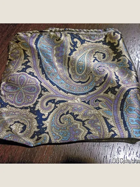 Handkerchief in silk with blue paisley pattern