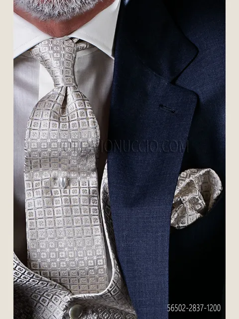 Tie and handkerchief in ecru silk with tonal patterns