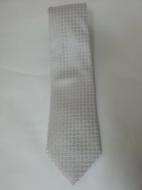 Tie and handkerchief in pearl grey silk with tonal patterns