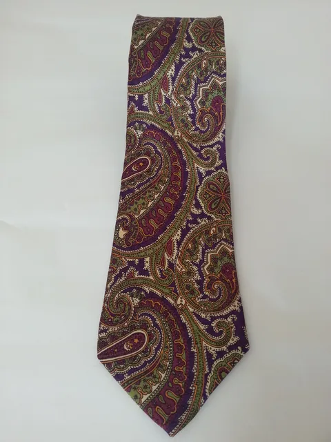 Tie and Handkerchief in silk with plum fancy pattern