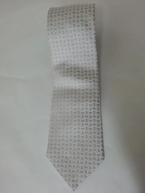 Tie and Handkerchief in silk with pearl grey pattern