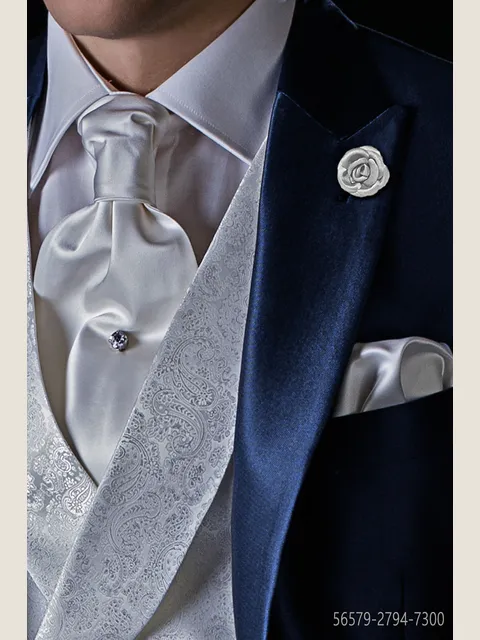 Cravat and handkerchief in pearl grey silk blend
