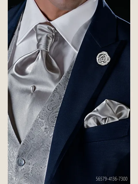Cravat and handkerchief in pearl grey satin