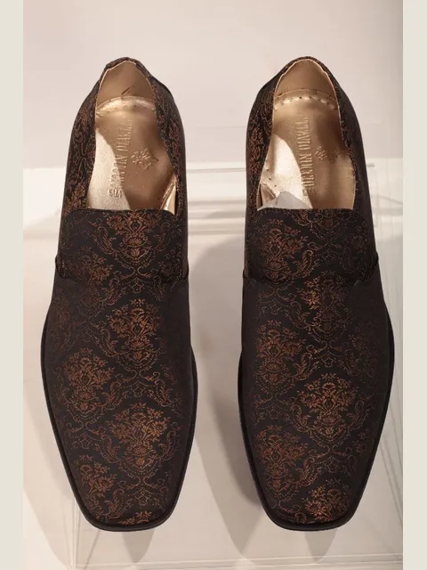 Slipper in black-gold damask fabric