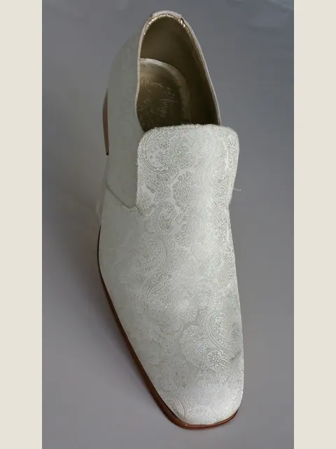 Slipper in ivory damask fabric