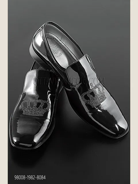 Slipper in black patent leather with black-silver crown embroidery