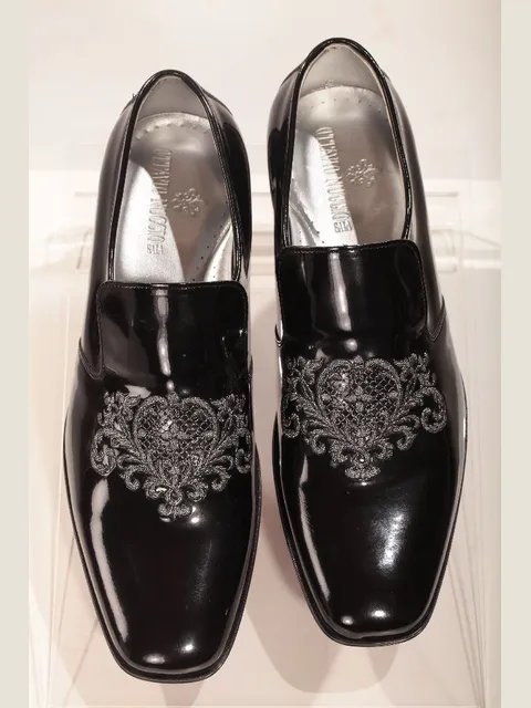 Slipper in black patent leather with black-silver shield embroidery