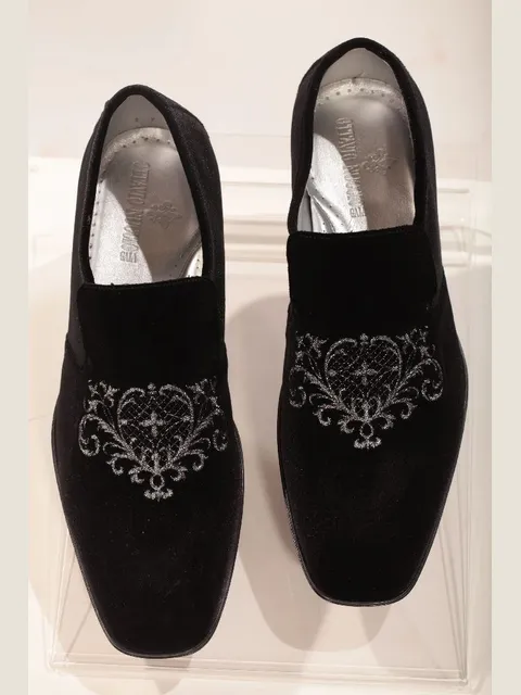 Slipper in black velvet with black-silver embroidery
