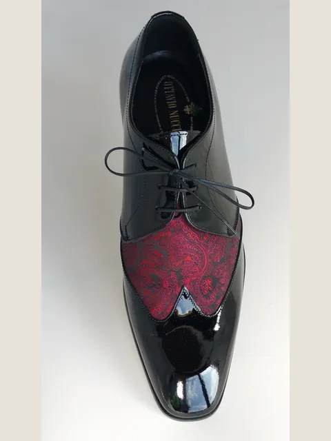 Two-tone lace-up shoe in black-red damask