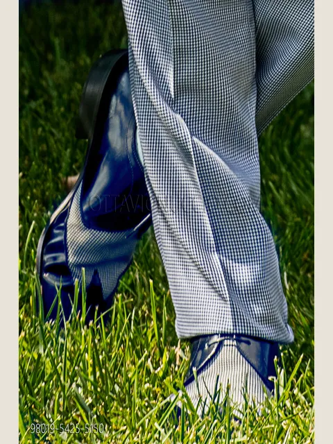 Shoe in blue patent leather and blue houndstooth