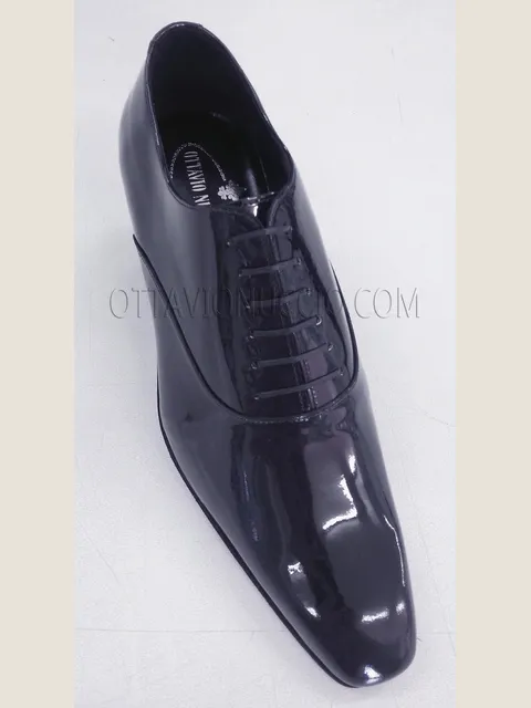 Oxford shoe in blue patent leather
