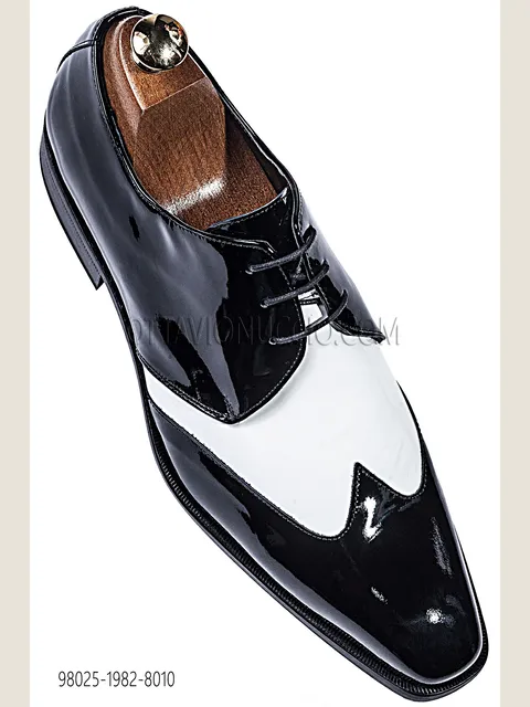 Two-tone shoe in black and white patent leather