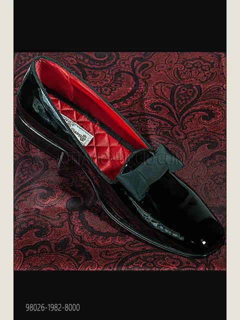 Slipper in black patent leather