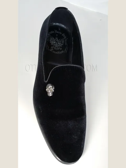 Black velvet shoes with skull snaffle