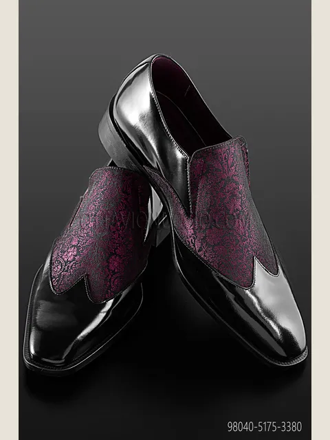 Two-tone shoe in black leather with purple insert