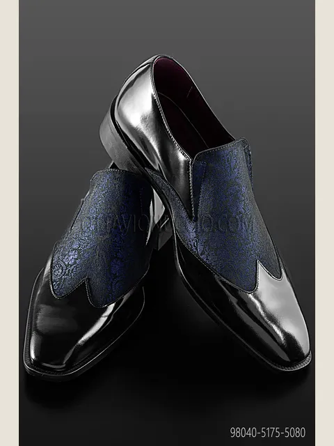 Two-tone shoe in black leather with blue insert