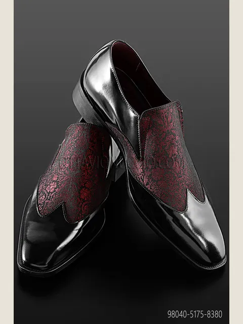 Two-tone shoe in black leather with red insert
