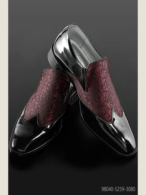 Two-tone shoe in black patent leather with red brocade insert
