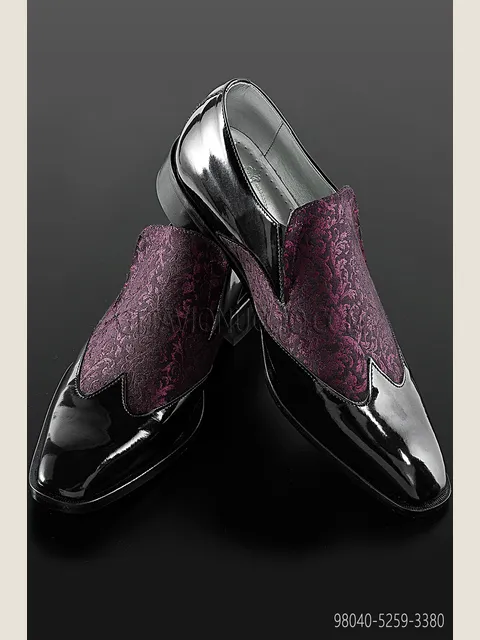 Two-tone shoe in black patent leather with purple brocade insert