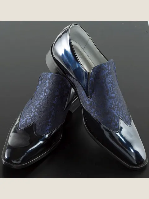Two-tone shoe in blue patent leather with blue brocade insert