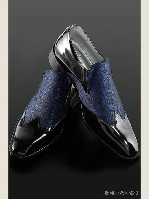 Two-tone shoe in black patent leather with black brocade insert