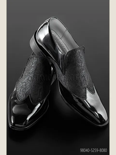 Two-tone shoe in black patent leather with black brocade insert