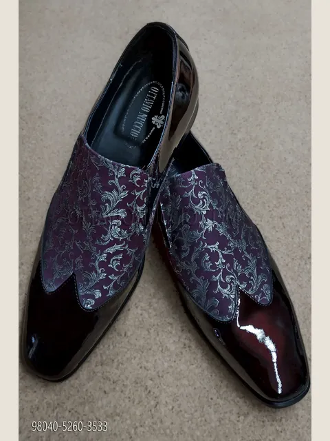 Two-tone shoe in burgundy patent leather with plum and silver brocade insert