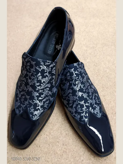 Two-tone shoe in blue patent leather with blue and silver brocade insert