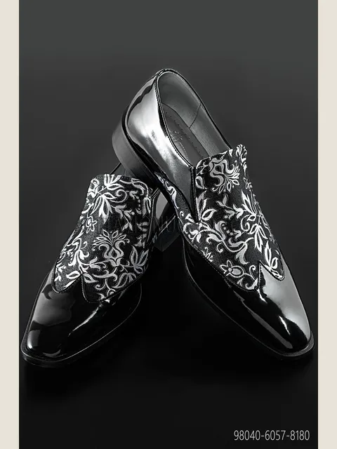 Two-tone shoe in black patent leather with floral brocade insert